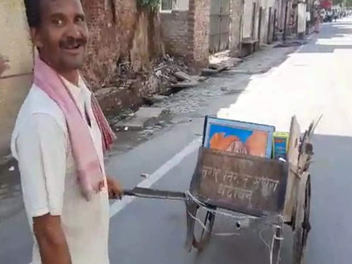 உ.பியில் குப்பை வண்டியில் இருந்த மோடி, யோகி புகைப்படங்கள்.. தண்டனையாக தூய்மை பணியாளர் பணி நீக்கம்! 