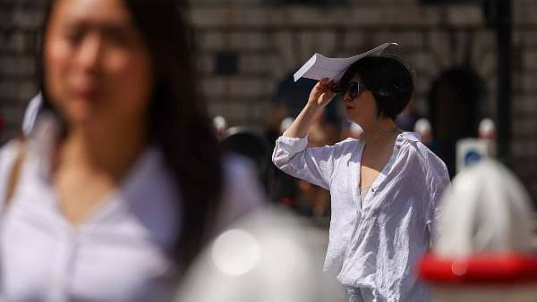 பற்றி எரிந்த இரயில் தண்டவாளம்.. இரயில்கள் ரத்து.. அவசர நிலையை அறிவித்த இங்கிலாந்து அரசு! - காரணம் என்ன?