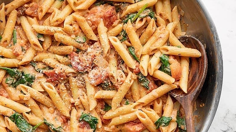 பாஸ்தா சாப்பிட்ட இளம் பெண் திடீர் மரணம்..  காதல் கணவர் கண்முன்னே நடந்த சோகம்!