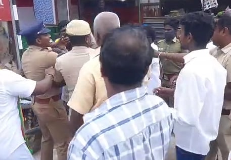 பெட்ரோல், டீசல் உயர்வுக்குக் காரணமே மோடிதானே.. கேள்வி கேட்ட நபரை தாக்கிய பா.ஜ.க-வினர்!