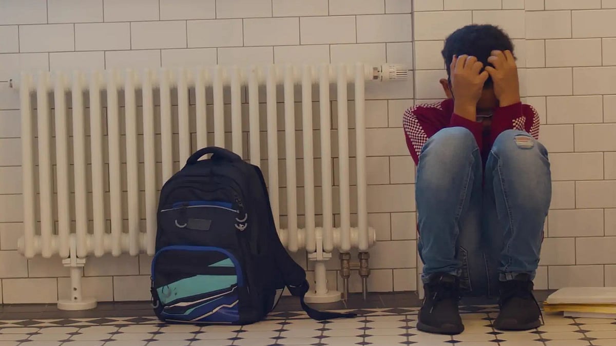 தொடரும் இனப்பாகுபாடு.. வகுப்பறையில் வைத்து தீ வைத்து கொளுத்தப்பட்ட பழங்குடி மாணவர்.. நடந்தது என்ன? 