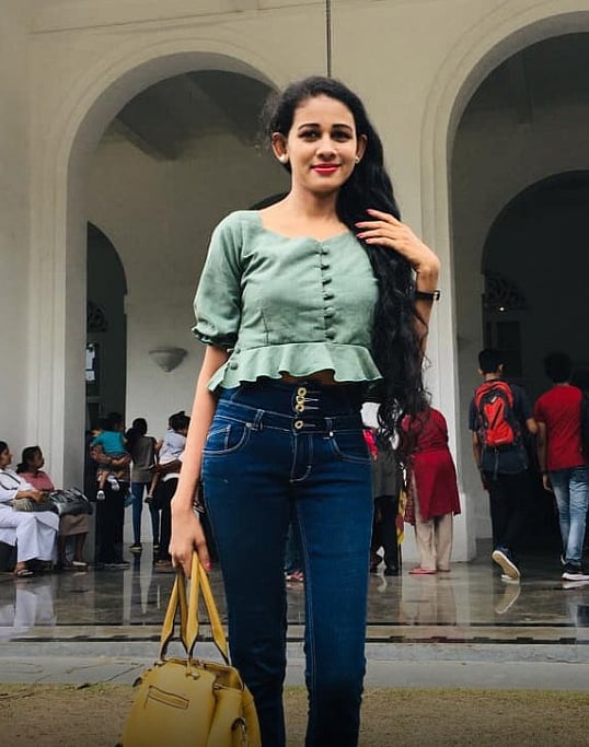 ஓடிச் சென்ற கோத்தபய.. அதிபர் மாளிகையில் போட்டோ சூட்.. இணையத்தை கலக்கும் புகைப்படம்!