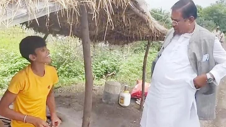 என்னது ஒரு சோளம் 15 ரூபாயா.. வியாபாரியிடம் பேரம் பேசிய பா.ஜ.க அமைச்சர்: வைரல் வீடியோ!