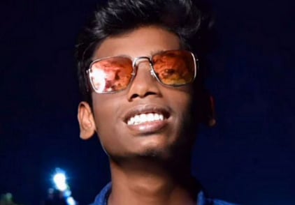 செல்ஃபி மோகத்தால் நடந்த விபரீதம்.. ரயில்பெட்டி மீது ஏறிய பள்ளி மாணவர் மின்சாரம் தாக்கி பரிதாப பலி!