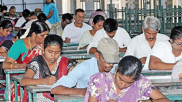 2 ஆண்டுகளுக்கு முன்பு பட்டப்படிப்பை முடித்த தாய்: மகளுடன் சேர்ந்து TNPSC குரூப் 4 தேர்வு எழுதிய நிகழ்வு !