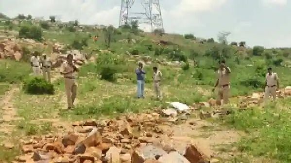 சட்டவிரோதமாக  கற்கலை வெட்டிய கும்பல்.. கைது செய்ய சென்ற ஹரியானா போலிஸ் அதிகாரி லாரி ஏற்றி கொலை!