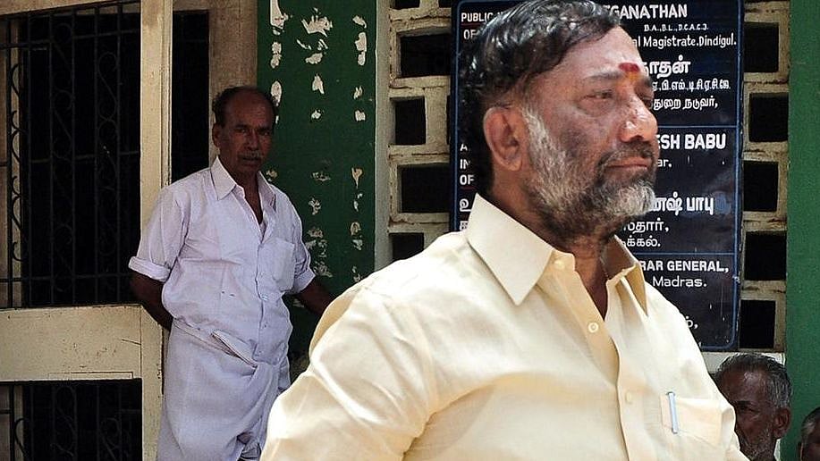 நிலத்தை வாங்கிக் கொண்டு பணத்தை கொடுக்காமல் கொலை மிரட்டல்.. OPS தம்பி ராஜா மீது காவல்நிலையத்தில் புகார்!