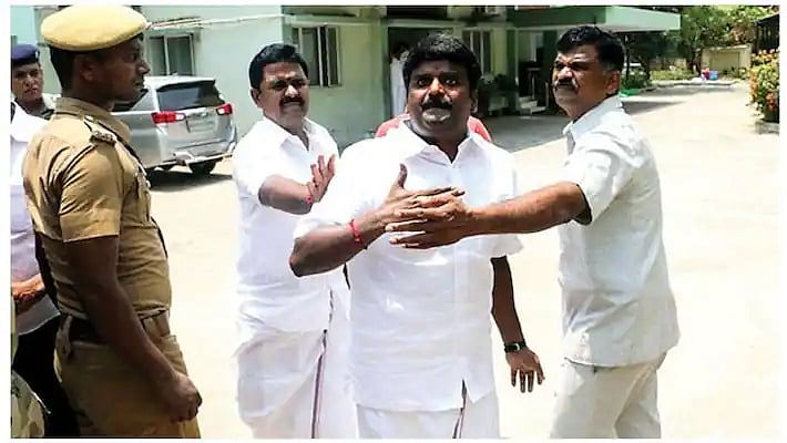 “விஜயபாஸ்கரின் சொத்துகளும், வங்கி கணக்கும் முடக்கப்பட்டது ஏன்?” : ஐகோர்ட்டில் வருமான வரித் துறை விளக்கம்!