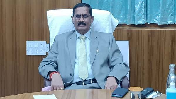 "எதாவது தப்பு பண்ணினா.. என் தலையை நானே வெட்டிடுவேன்.." - நீதிபதியின் பேச்சால் அதிர்ச்சி !