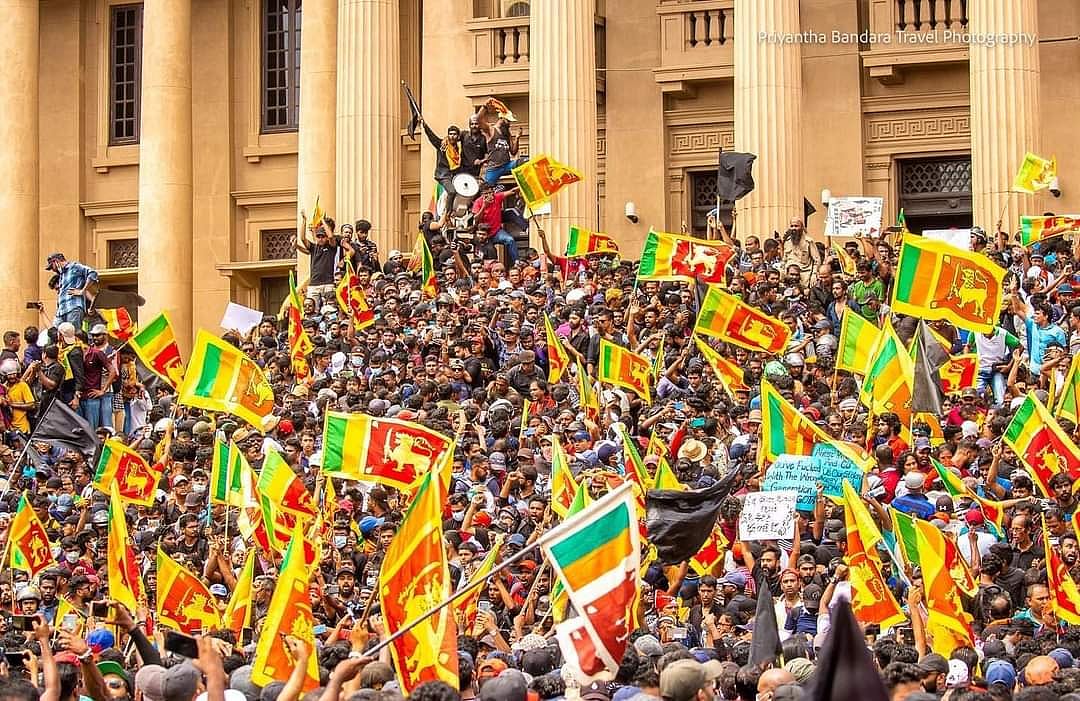 ராஜபக்ஷேக்களின் முகமூடியை சிங்களவர்களே கிழித்தெறிந்து விட்டார்கள்.. இலங்கைக்கு வரலாறு தருகிற பாடம் இது !