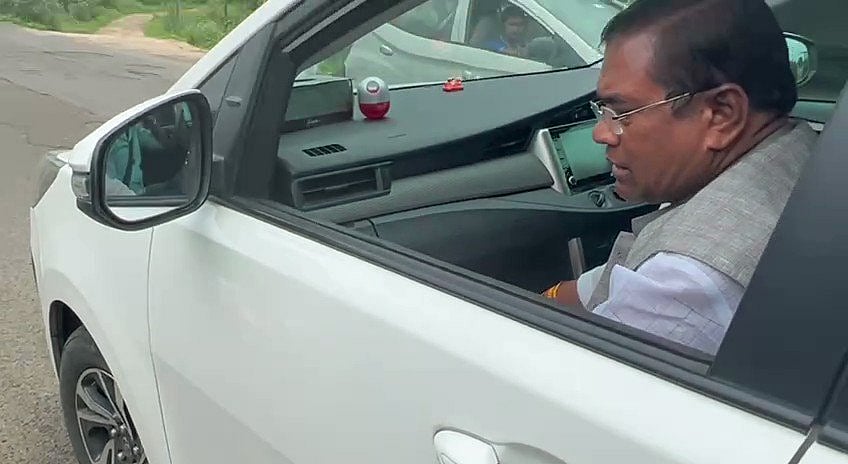 என்னது ஒரு சோளம் 15 ரூபாயா.. வியாபாரியிடம் பேரம் பேசிய பா.ஜ.க அமைச்சர்: வைரல் வீடியோ!