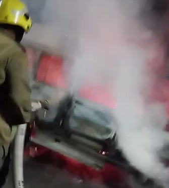 திடீரென தீப்பிடித்து எரிந்த கார்.. காலையில் நடைபயிற்சி சென்றவர்கள் அதிர்ச்சி!