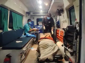 மரம் விழுந்ததால் தடைபட்ட போக்குவரத்து.. ஆம்புலன்சில் குழந்தை பெற்ற கர்ப்பிணி..ஊட்டியில் நெகிழ்ச்சி!