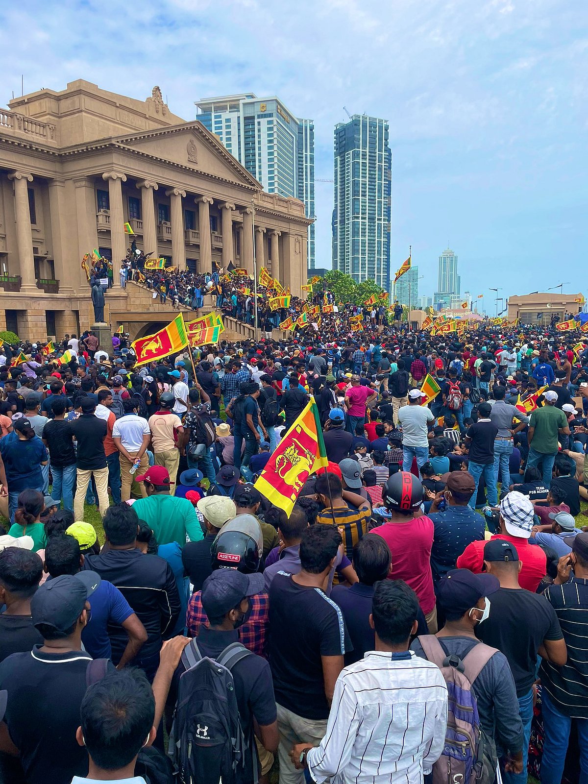 ராஜபக்ஷேக்களின் முகமூடியை சிங்களவர்களே கிழித்தெறிந்து விட்டார்கள்.. இலங்கைக்கு வரலாறு தருகிற பாடம் இது !