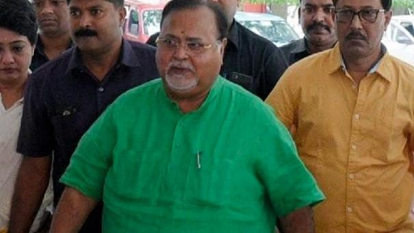 கட்டுக்கட்டாக சிக்கிய கோடி கணக்கிலான ஊழல் பணம்.. மேற்கு வங்க அமைச்சர் அதிரடி கைது !