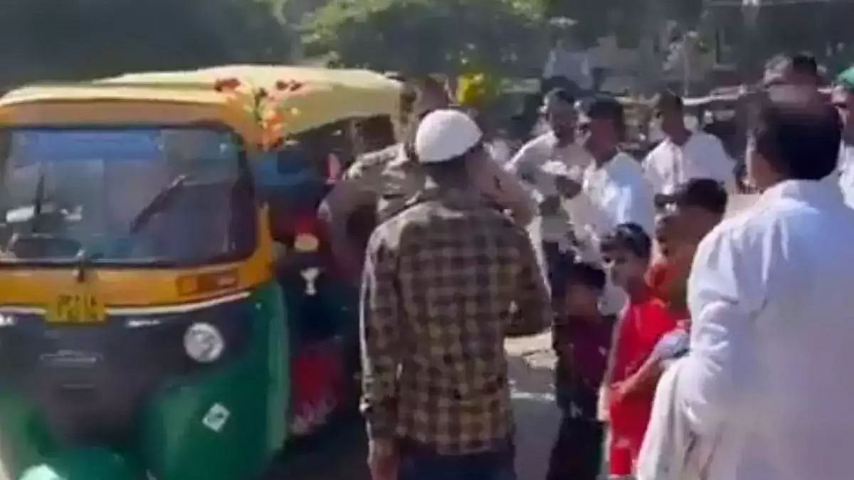 ஒரு ஆட்டோ.. 27 பேர் பயணம்.. உத்தர பிரதேச போலிஸாரை திக்குமுக்காட செய்த பயணிகள்!