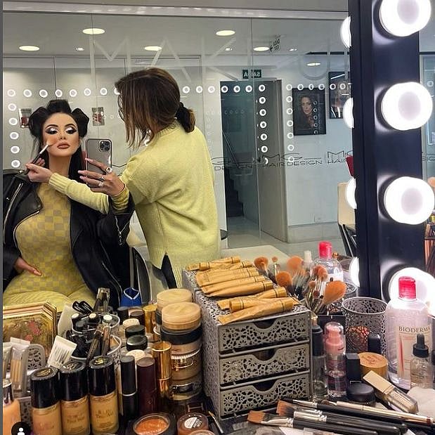 40 முறை அறுவை சிகிச்சை.. அமெரிக்க மாடல் அழகி போல் மாற நினைத்த இளம்பெண்ணுக்கு நேர்ந்த அவலம் !