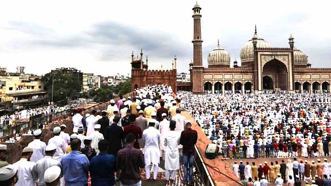 “தியாகப் பெருநாளாம் பக்ரீத் பண்டிகை..” : நாடு முழுவதும் இஸ்லாமியர்கள் கொண்டாட்டம் ! (புகைப்படங்கள்)