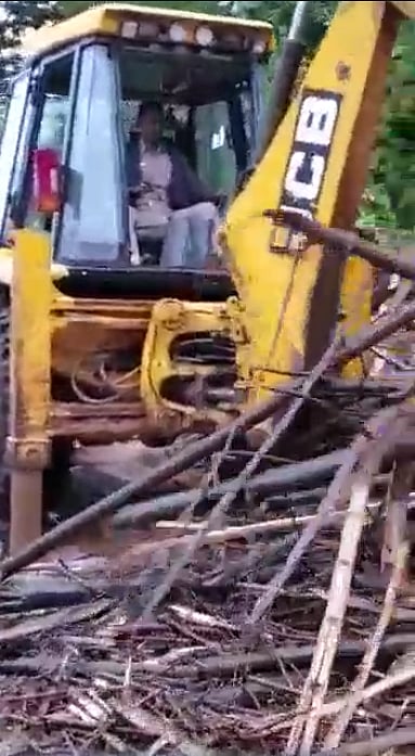 கனமழையால் ராட்சத மண்சரிவு.. சீருடையோடு JCB இயக்கி சாலைகளை சீரமைத்த காவலர் - குவியும் பாராட்டு !