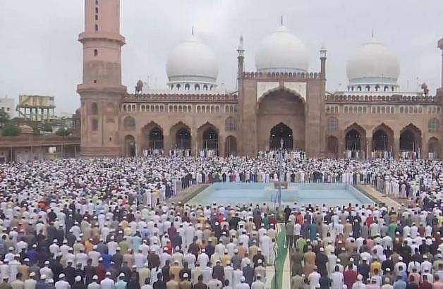 “தியாகப் பெருநாளாம் பக்ரீத் பண்டிகை..” : நாடு முழுவதும் இஸ்லாமியர்கள் கொண்டாட்டம் ! (புகைப்படங்கள்)