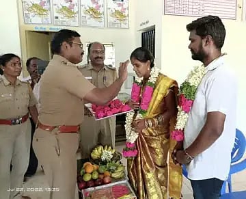 பெண் காவலருக்கு வளைகாப்பு நடத்திய சக காவல் அதிகாரிகள்.. காவல் நிலையத்தில் நெகிழ்ச்சி சம்பவம் !