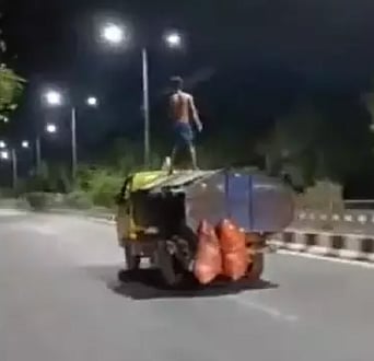 ஓடும் வண்டி மீது தண்டால் எடுத்த இளைஞர்.. கெத்தாக சாகசம் செய்தபோது நடந்த பரிதாபம்!
