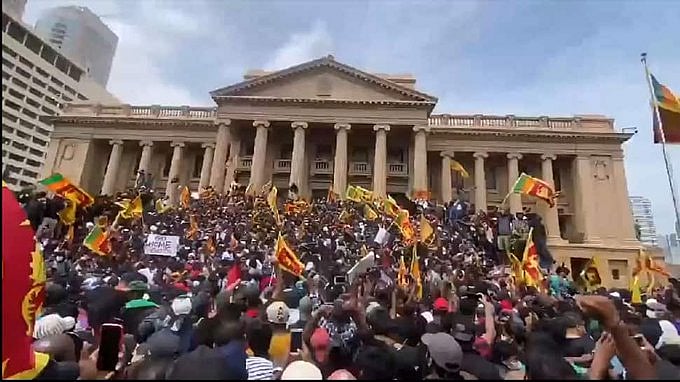 ராஜபக்ஷேக்களின் முகமூடியை சிங்களவர்களே கிழித்தெறிந்து விட்டார்கள்.. இலங்கைக்கு வரலாறு தருகிற பாடம் இது !