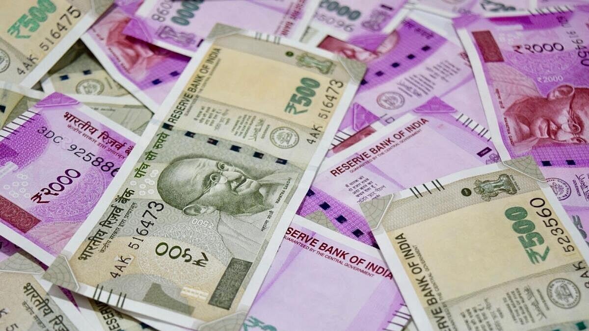 கழிவு நீர் கால்வாயில் வந்த ரூ.2000  நோட்டுகள்..திரண்ட பொதுமக்கள்..எடுத்தவருக்கு காத்திருந்த அதிர்ச்சி!