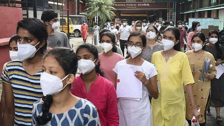 தேர்வறையில் குவிக்கப்பட்ட உள்ளாடைகள்..  நீட்தேர்வு எழுதவந்த மாணவிகளை அவமதித்த அதிகாரிகள்!