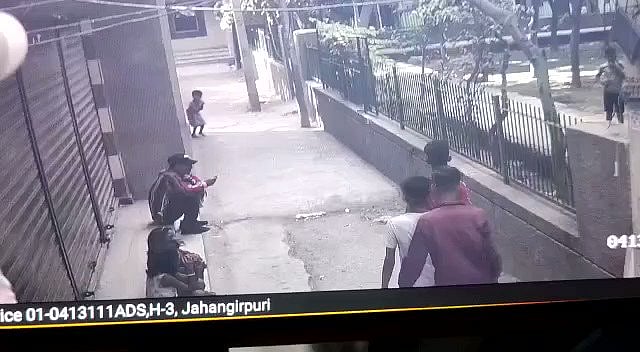 தந்தையை அடித்த நபரை துப்பாக்கியால் சுட்ட சிறுவன்.. 7 மாதம் காத்திருந்து பழிதீர்த்த அதிர்ச்சி சம்பவம்!