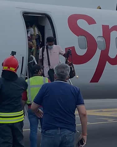 5 ஆயிரம் அடி உயரத்தில் பறந்தபோது திடீரென தீ பிடித்த விமானம்.. பீதியடைந்த பயணிகள்!