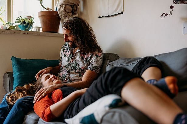 கட்டிப்பிடி வைத்தியத்துக்கு கட்டணம்.. ஒரு மணி நேரத்துக்கு ரூ.7000 மட்டுமே! இளைஞரின் நூதன யோசனை! 