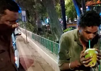 வலிப்பு நோயால் சாலையில் துடிதுடித்த இளைஞர்.. முதலுதவி செய்து உயிரை காப்பாற்றிய போலிஸ்: நெகிழ்ச்சி சம்பவம்