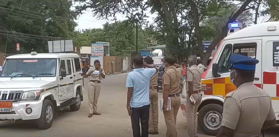 அப்பளம் போல் நொறுங்கிய கார்.. உடல் நசுங்கி கணவன் - மனைவி பரிதாப பலி : நெஞ்சை உருக்கும்  சோக சம்பவம் !