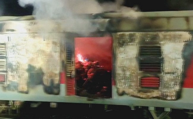 ஓடிக்கொண்டிருந்த ரயிலில் தீ விபத்து.. அலறியடித்து ரயிலை நிறுத்திய பயணிகள்.. நள்ளிரவில் பரபரப்பு!
