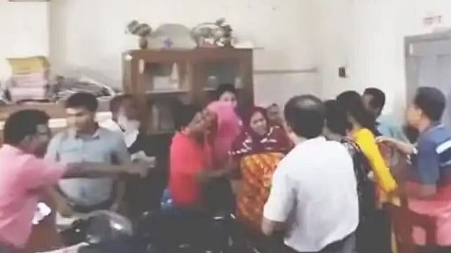 பள்ளிக்குள் புகுந்து ஆசிரியர் ஆடையை கிழித்த கும்பல்.. மேற்கு வங்கத்தில் நடந்த அதிர்ச்சி சம்பவம்! (video)