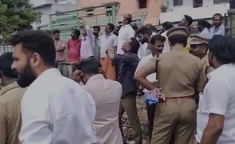 திருமணம் செய்ய மறுத்த காதலி.. 60 அடி உயர்மின் அழுத்த கோபுரத்தில் ஏறி தற்கொலை மிரட்டல் விடுத்த இளைஞர்! 