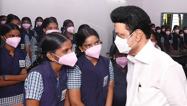 “ஆட்­சி­யி­யலை அர­சி­ய­லாக பார்க்காமல் அன்­பி­ய­லாகப் பார்க்கிறார் முத­ல­மைச்­சர்” - முரசொலி பாராட்டு !