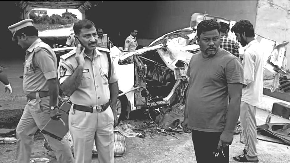 கஞ்சா குற்றவாளிகளை பிடிக்க அதிவேகமாக சென்ற போலிஸ் வாகனம்: பாலத்தில் மோதி 3 போலிஸார் பலி - மூவர் படுகாயம்!