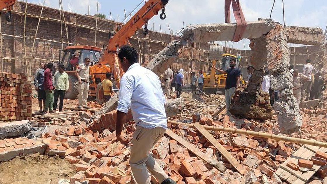 இடிந்து விழுந்த 8 அடி சுவர்.. இடிபாடுகளில் சிக்கி 5 பேர் பரிதாப பலி: டெல்லியில் அதிர்ச்சி சம்பவம்!