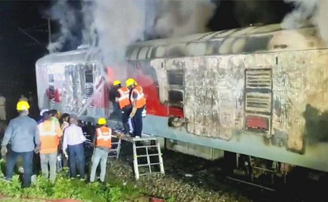 ஓடிக்கொண்டிருந்த ரயிலில் தீ விபத்து.. அலறியடித்து ரயிலை நிறுத்திய பயணிகள்.. நள்ளிரவில் பரபரப்பு!