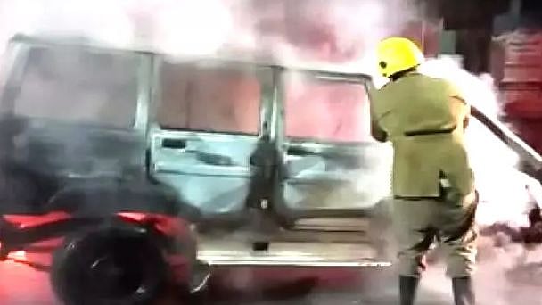 திடீரென தீப்பிடித்து எரிந்த கார்.. காலையில் நடைபயிற்சி சென்றவர்கள் அதிர்ச்சி!