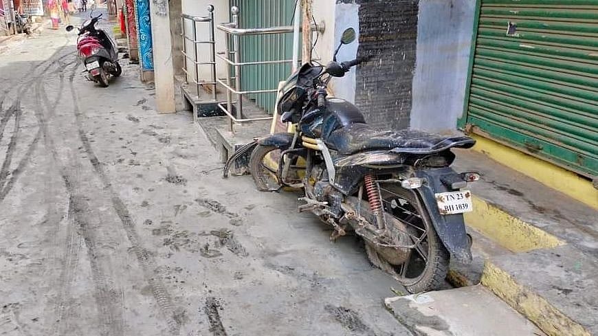 டூவிலரை அகற்றாமல் சாலை அமைத்த விவகாரம் : உதவி பொறியாளர் பணியிடை நீக்கம் - அதிரடி நடவடிக்கை எடுத்த ஆணையர்!
