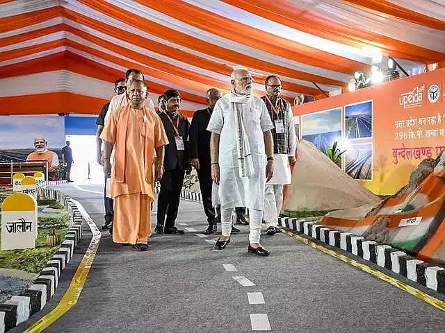 ஒரே மழையில் நாசமான நெடுஞ்சாலை.. மோடி திறந்துவைத்த ஒரே வாரத்தில் சோகம் ! வெளிவந்த பாஜக அரசின் ஊழல்?