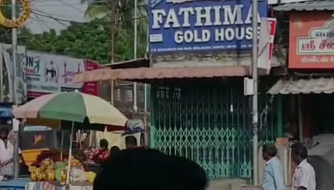 குடும்பமாகச் சேர்ந்து நகைக் கடையில் கைவரிசை..  காட்டிக் கொடுத்த CCTV: 3 பேர் கைது!