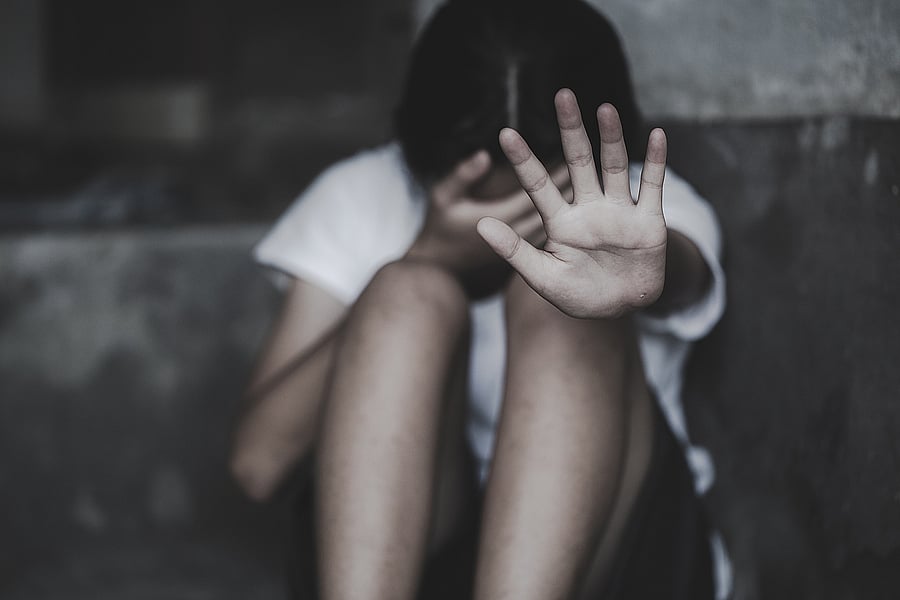 பாலியல் வன்கொடுமை செய்யப்பட்ட சிறுமி.. கணவரின் செயலை வீடியோ எடுத்து மிரட்டிய மனைவி : உ.பி-யில் கொடூரம்!