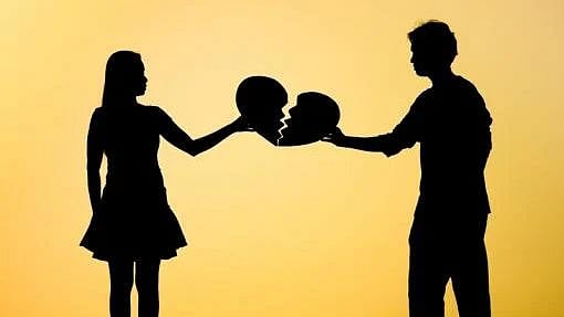 'BREAK UP' -  காதலுக்கு எப்படி உரிமையும் காரணமும் சொல்ல முடியாதோ அதே போலத்தான் பிரிவுக்கும் !