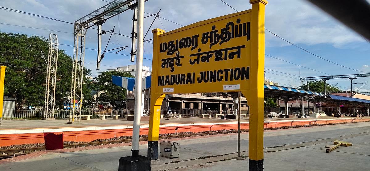 செல்ஃபி மோகத்தால் நடந்த விபரீதம்.. ரயில்பெட்டி மீது ஏறிய பள்ளி மாணவர் மின்சாரம் தாக்கி பரிதாப பலி!