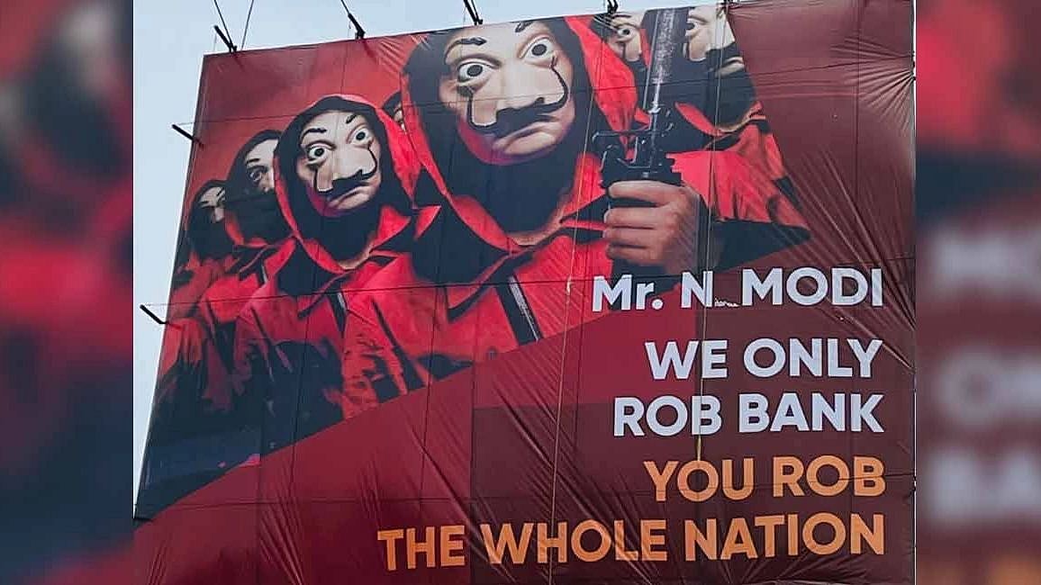 "மோடி நீங்கள் நாட்டையே கொள்ளை அடிக்கிறீர்கள்".. இணையத்தில் வைரலான 'MONEY HEIST' பேனர்!