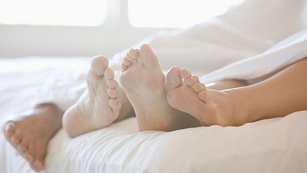 காதலியுடன் தனிமையில் இருந்த நேரத்தில் காதலன் மரணம் : மரணத்திற்கான காரணம் குறித்து போலிஸ் வெளியிட்ட தகவல்!